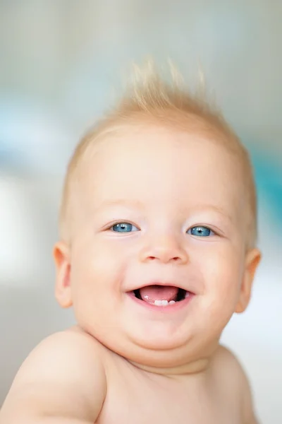 Baby met blauwe ogen — Stockfoto