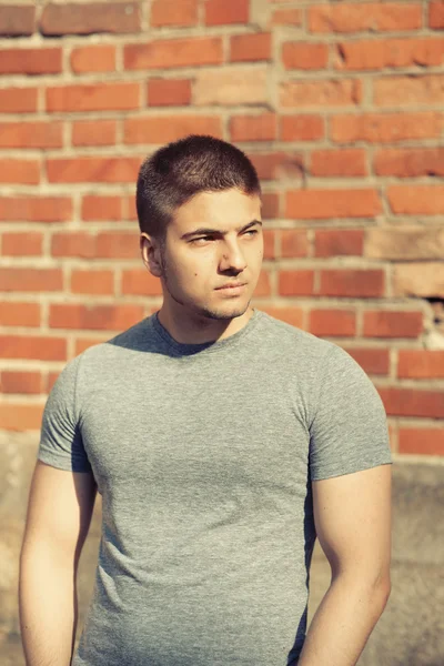 kas yakışıklı genç