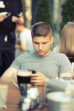 Cep telefonu olan adam.