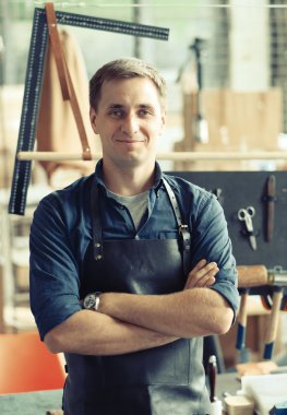 Atölye sahibi çapraz kolları olan 