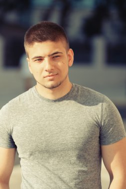 Yakışıklı genç adam.