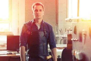 yakışıklı deri atölye sahibi 