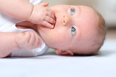 ağız elinde bebekle