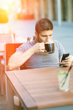 Adam bira içme telefon ile