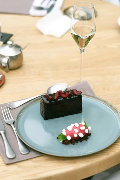 Шоколадный торт с сорбетом — стоковое фото