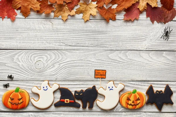 Örümcekler ve yaprakları ile Halloween tatlılar