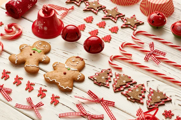 Weihnachtsplätzchen, Bonbons und Dekorationen — Stockfoto