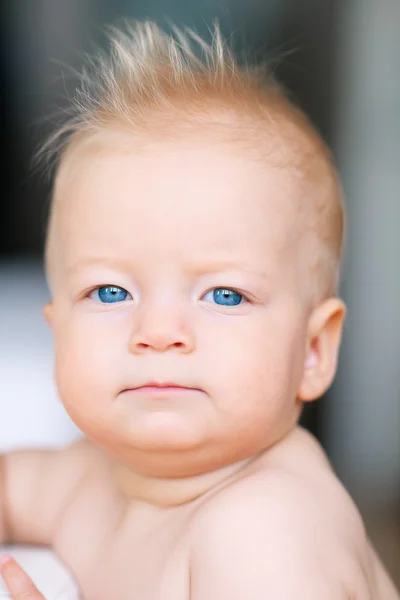 Baby med blå ögon — Stockfoto