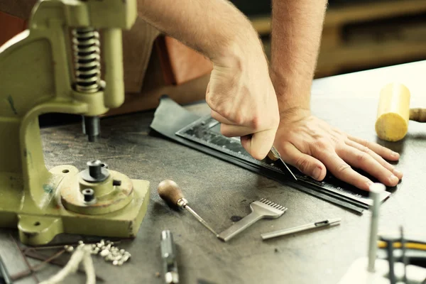 Propriétaire de l'atelier pendant le travail — Photo