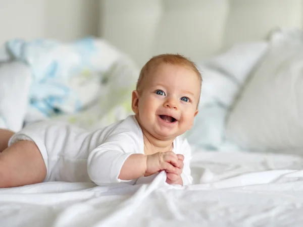 Bébé aux yeux bleus — Photo