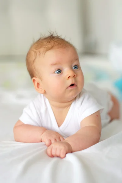 Baby kruipen in bed — Stockfoto