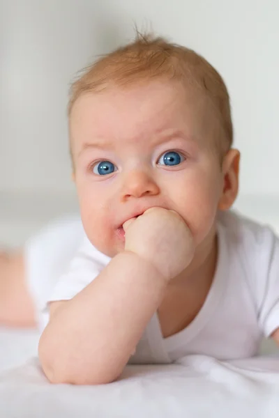 Baby med hand i mun — Stockfoto
