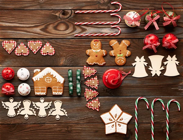 Galletas y decoraciones de jengibre — Foto de Stock