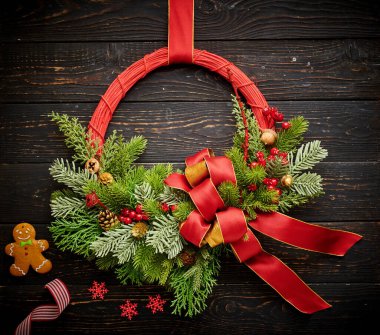 Koyu kırsal ahşap arka planda Noel çelengi