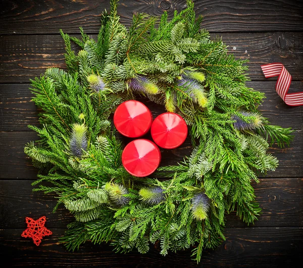 Julkrans Och Ljus Mörk Rustik Trä Bakgrund — Stockfoto