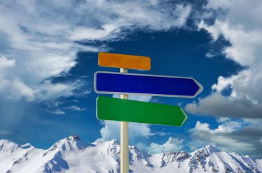 Ok işaretli dağlık dağ manzarası. Güneşli bir günde Fransız Alpleri karla kaplıydı. Val-d 'Isere, Alpler, Fransa