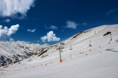 Alp kışı dağ manzarası. Güneşli bir günde Fransız Alpleri karla kaplıydı. Meribel, Fransa.