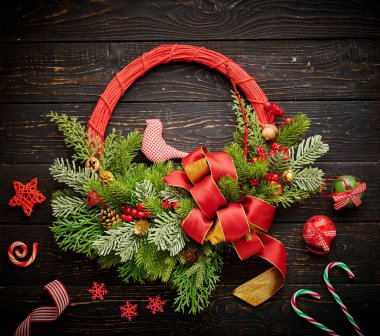 Koyu kırsal ahşap arka planda Noel çelengi