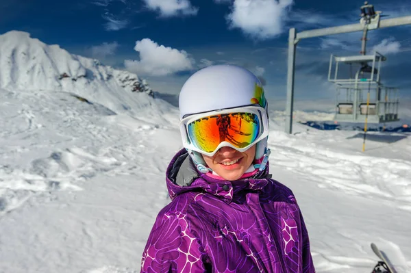 Mulher Jovem Óculos Esqui Livre Com Alpes Franceses Cobertos Neve — Fotografia de Stock