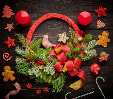 Koyu kırsal ahşap arka planda Noel çelengi