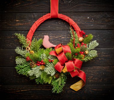 Koyu kırsal ahşap arka planda Noel çelengi