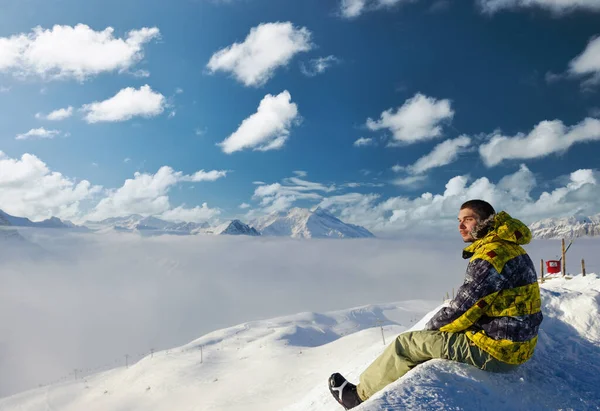 Alpejski Zimowy Krajobraz Górski Człowiekiem Siedzącym Nad Niskimi Chmurami Alpy — Zdjęcie stockowe