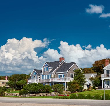 Banliyö mahallesinde Birleşik Devletler bayrağı. New Hampshire, ABD. 