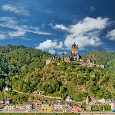 Almanya 'nın güzel Cochem kasabası Moselle nehri üzerinde Reichsburg kalesi bir tepede.