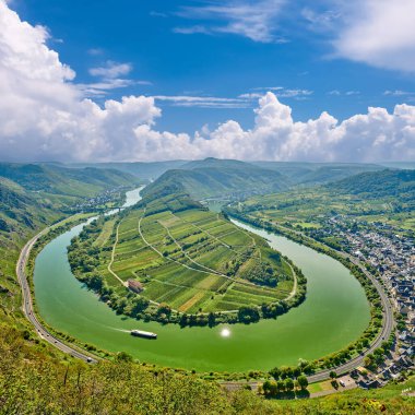 Moselle Nehri kıvrımlı Bremm kasabası, Almanya. Üzüm bağları, nehir döngüsü ve nehir boyunca uzanan yolu olan tepeler. Moselle Meander 'i.