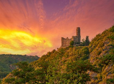 Günbatımında Maus Kalesi, Ren Vadisi (Rhine Vadisi) St. Goarshausen, Almanya yakınlarında. 1386 'da yapılmış.