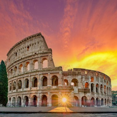Roma, İtalya 'da gün doğumunda kolezyum 