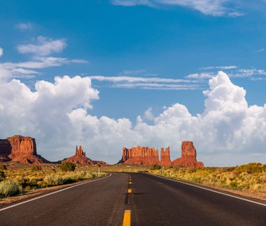 Arizona, ABD 'deki Monument Valley' deki boş manzaralı otoyol.