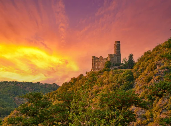 Günbatımında Maus Kalesi, Ren Vadisi (Rhine Vadisi) St. Goarshausen, Almanya yakınlarında. 1386 'da yapılmış.