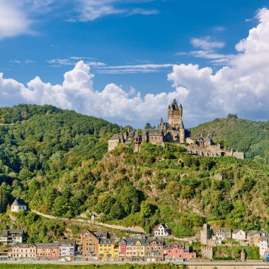 Almanya 'nın güzel Cochem kasabası Moselle nehri üzerinde Reichsburg kalesi bir tepede.