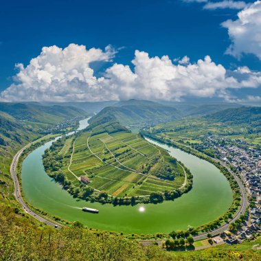Moselle Nehri kıvrımlı Bremm kasabası, Almanya. Üzüm bağları, nehir döngüsü ve nehir boyunca uzanan yolu olan tepeler. Moselle Meander 'i.