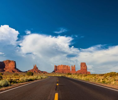 Arizona, ABD 'deki Monument Valley' deki boş manzaralı otoyol.