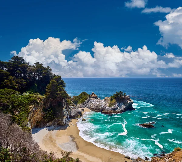 Ηπα Ειρηνικό Τοπίο Ακτή Julia Pfeiffer Burns State Park Καλιφόρνια — Φωτογραφία Αρχείου