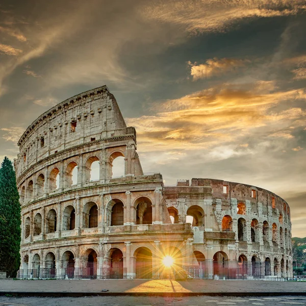 Colosseum Auringonnousun Aikaan Roomassa Italiassa — kuvapankkivalokuva