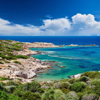 Güzel sahil ve kayalık kıyı manzarası, Sithonia, Yunanistan