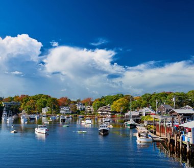 Portland 'ın güneyindeki Maine sahilinde, Ogunquit, Perkins Koyu' na yanaşan balıkçı tekneleri.