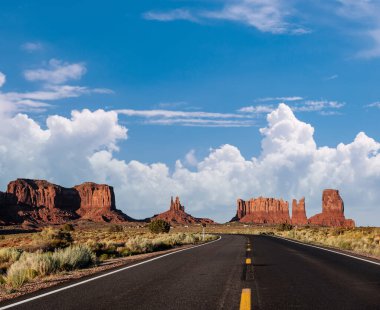 Arizona, ABD 'deki Monument Valley' deki boş manzaralı otoyol.