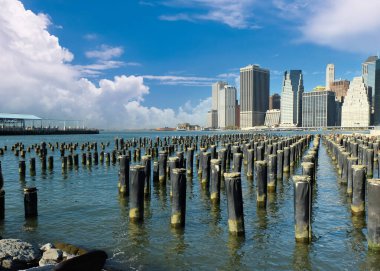 New York 'taki Brooklyn Köprüsü Parkı' ndan Manhattan ufuk çizgisi manzarası