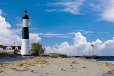 Kum tepelerindeki Big Sable Point Deniz Feneri, 1867 'de inşa edilmiş, Michigan Gölü, MI, ABD