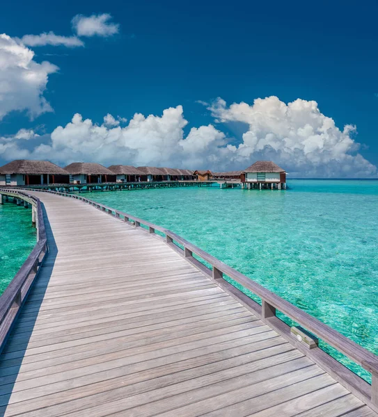 Vacker Strand Med Vatten Bungalows Maldiverna — Stockfoto