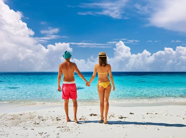 Paar Spaziert Einem Tropischen Strand Perhentische Inseln — Stockfoto
