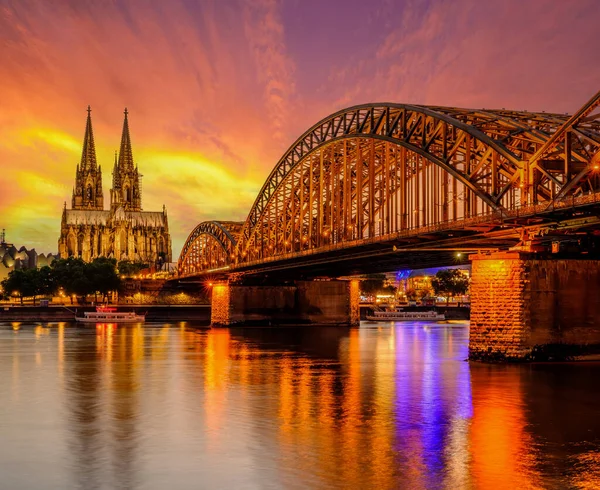 Vista Noturna Catedral Colônia Kolner Dom Rio Reno Sob Ponte — Fotografia de Stock