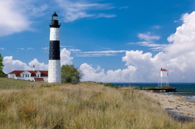 Kum tepelerindeki Big Sable Point Deniz Feneri, 1867 'de inşa edilmiş, Michigan Gölü, MI, ABD