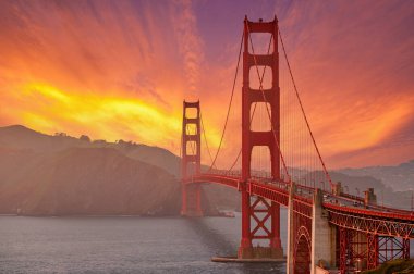 Golden Gate Köprüsü manzaralı gün batımına bak, San Francisco, California, ABD