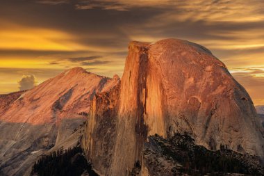 Yosemite Ulusal Parkı 'nda yarım Dome kaya oluşumu yaz günbatımı manzarası Buzul Noktası' ndan. Kaliforniya, ABD.