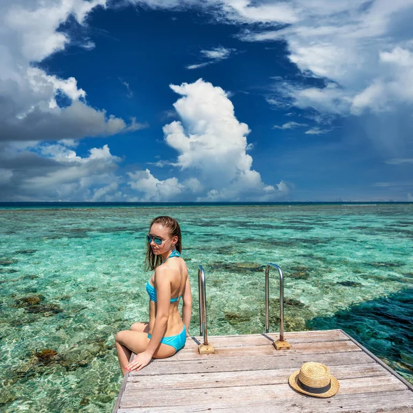 Vrouw Een Tropische Strand Steiger Malediven — Stockfoto